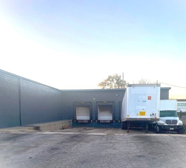 Primary Photo Of 6801 W 66th Pl, Bedford Park Warehouse For Lease