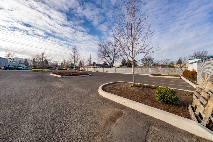More Photos Of 209 N Pacific Hwy, Talent General Retail For Sale