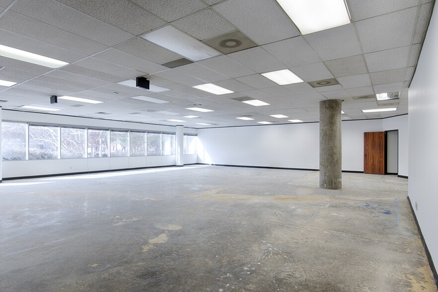 More Photos Of 8200 Brookriver Dr, Dallas Unknown For Lease