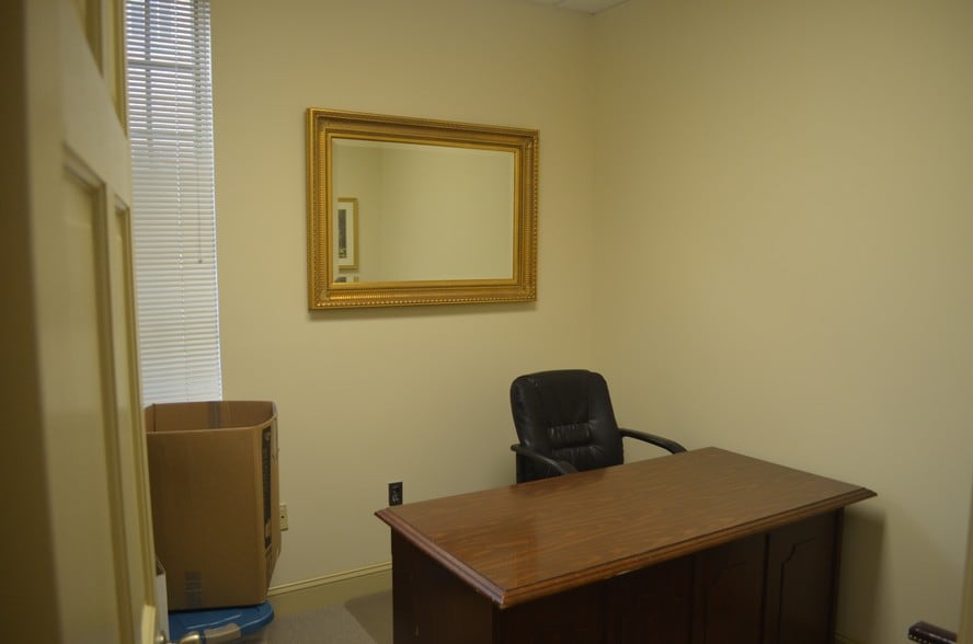 More Photos Of 3923 Blenheim Blvd, Fairfax Medical For Sale