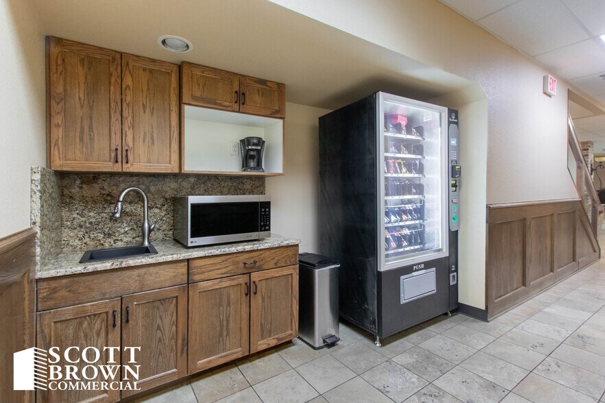 More Photos Of 721-725 S Interstate 35, Denton Office For Lease