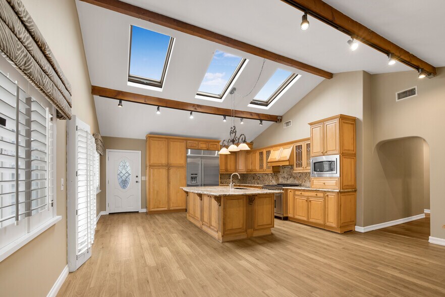 More Photos Of 801 W Whittier Blvd, La Habra Storefront Retail Residential For Sale