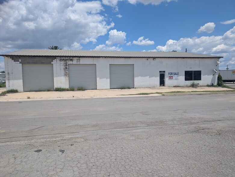 Primary Photo Of 101 W Alamo St, Carrizo Springs Showroom For Sale