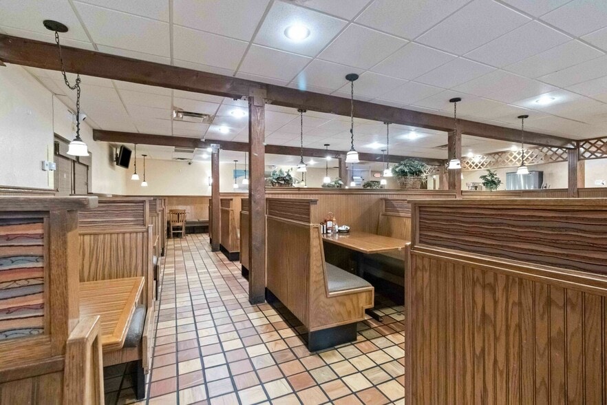 More Photos Of 1552 W King St, Cocoa Restaurant For Sale