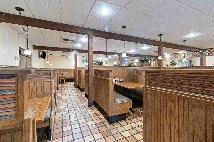 More Photos Of 1552 W King St, Cocoa Restaurant For Sale