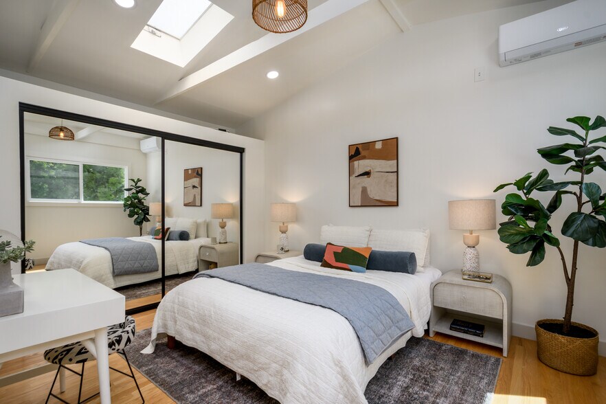 More Photos Of 223 Howland Canal, Venice Multifamily For Sale