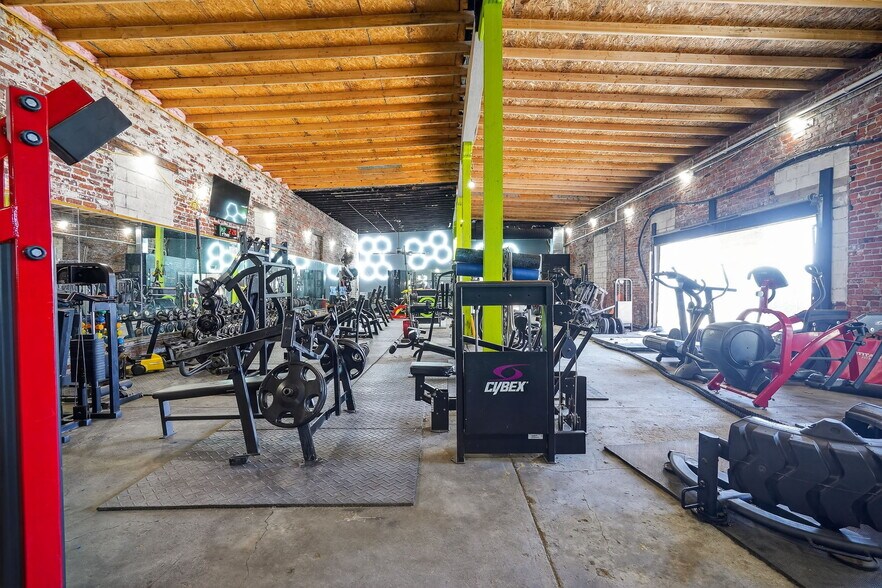 More Photos Of 1628 E Bates St, Indianapolis Warehouse For Sale