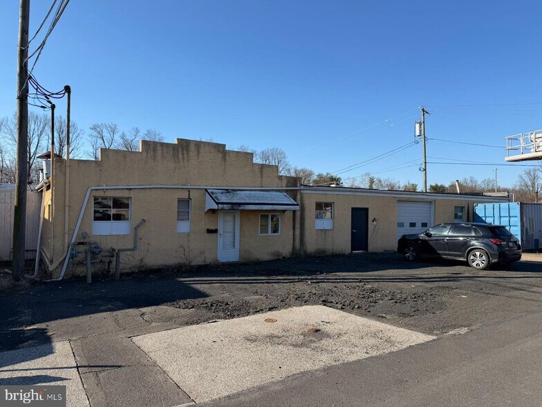 More Photos Of 2275 Wyandotte Rd, Willow Grove Manufacturing For Sale