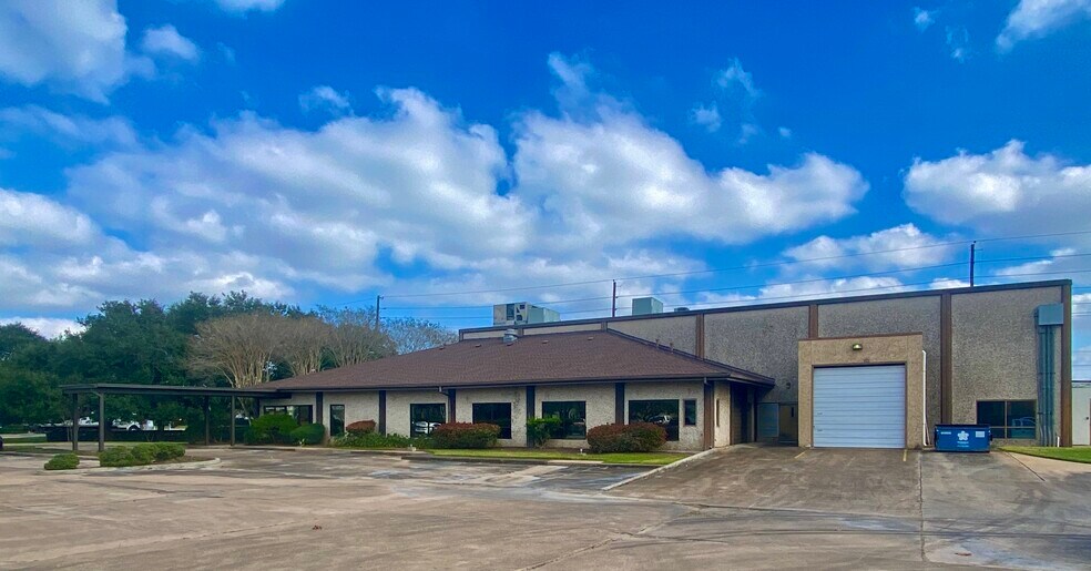 More Photos Of 10450 Corporate Dr, Sugar Land Manufacturing For Sale