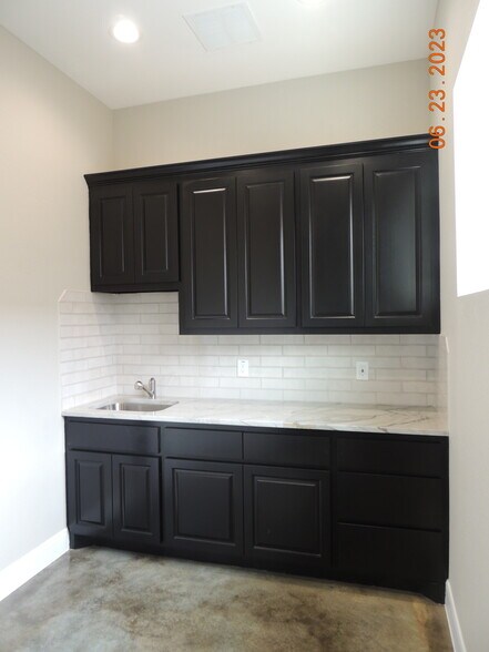 More Photos Of 1904 Longmire Rd, Conroe Unknown For Lease