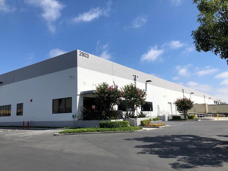 More Photos Of 2801-2803 S Yale St, Santa Ana Distribution For Lease