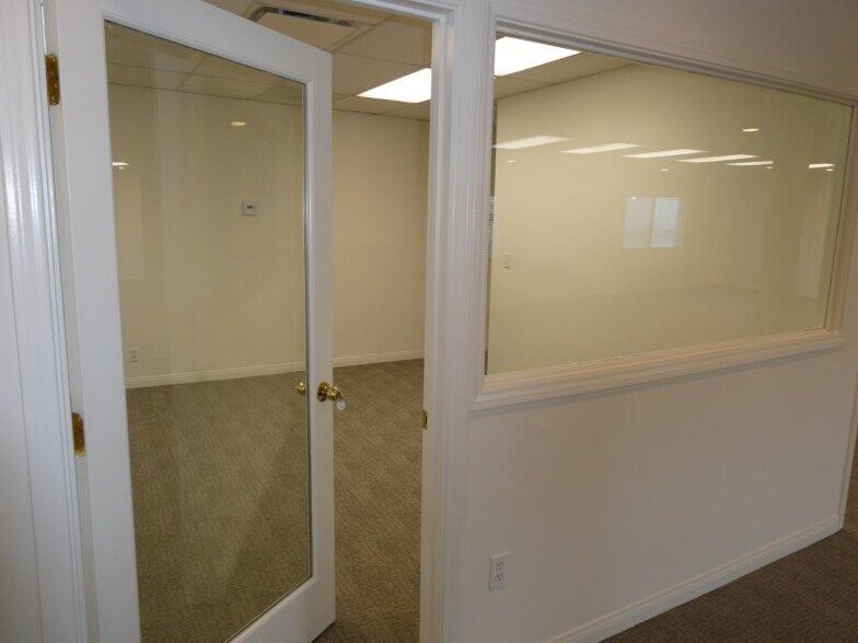 More Photos Of 447 W Burchett St, Glendale Office For Sale
