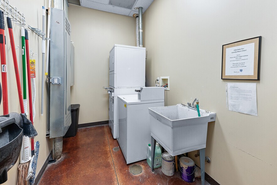 More Photos Of 1029-1033 Kilbery Ln, North Aurora Storefront Retail Office For Lease