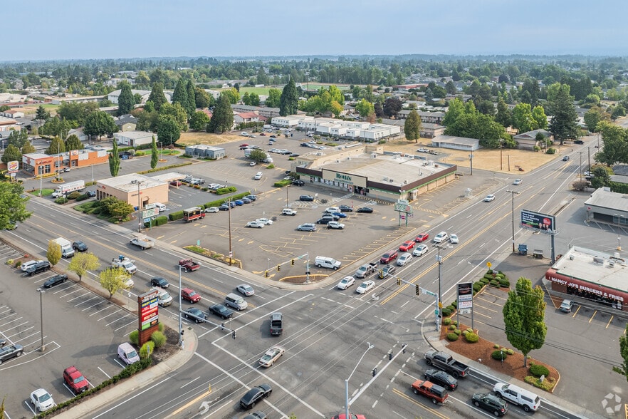 More Photos Of 702 Lancaster Dr NE, Salem Supermarket For Lease