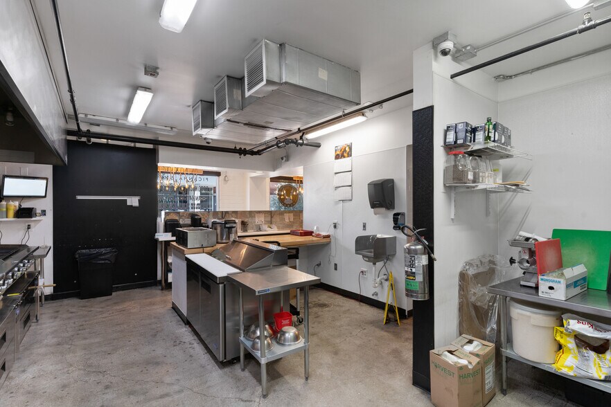 More Photos Of 124 S 6th St, Las Vegas Storefront Retail Office For Lease