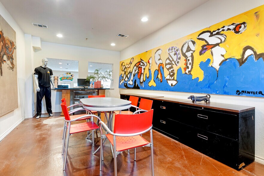 More Photos Of 4819 Broadway St, Addison Office Residential For Lease