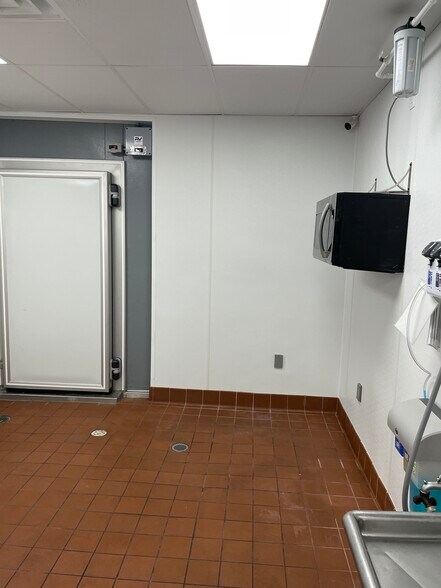 More Photos Of 6800 W 12th Ave, Hialeah Storefront For Lease