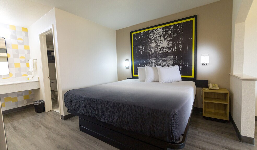 More Photos Of 2100 N Wheeler St, Jasper Hotel For Sale