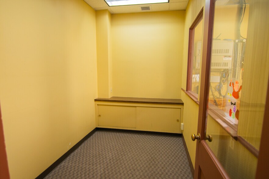 More Photos Of 1439 Sunset Blvd, Steubenville Flex For Sale