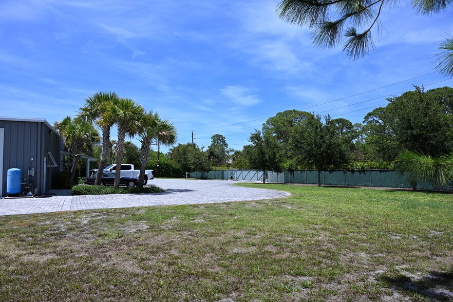 More Photos Of 11950 SE Shell Ave, Hobe Sound Warehouse For Lease