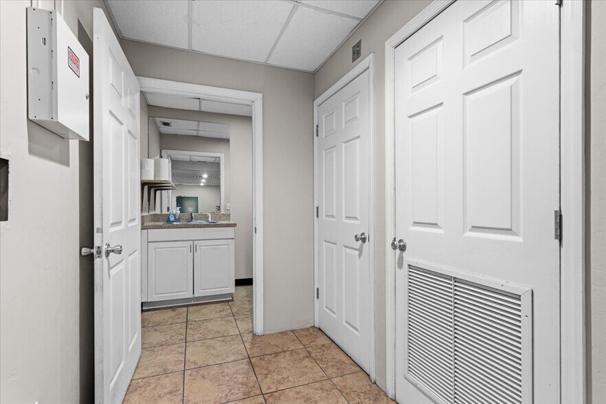 More Photos Of 15043 Main St, Alachua Showroom For Sale