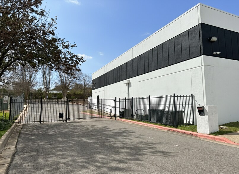More Photos Of 8605 Cross Park Dr, Austin Office For Lease