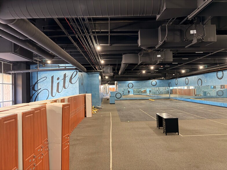 More Photos Of 1461 Market St, Des Plaines Parking Garage For Sale