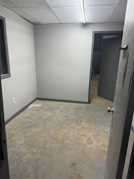 More Photos Of 1350 Commerce Dr, Stockbridge Warehouse For Lease