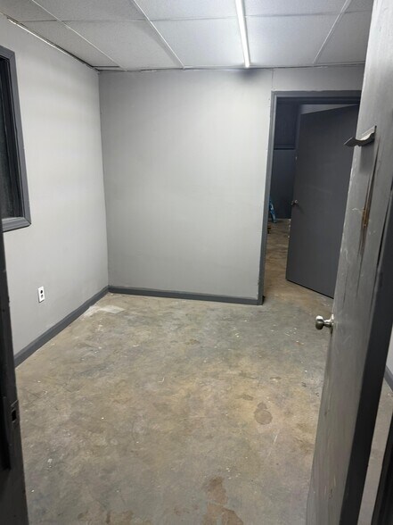 More Photos Of 1350 Commerce Dr, Stockbridge Warehouse For Lease