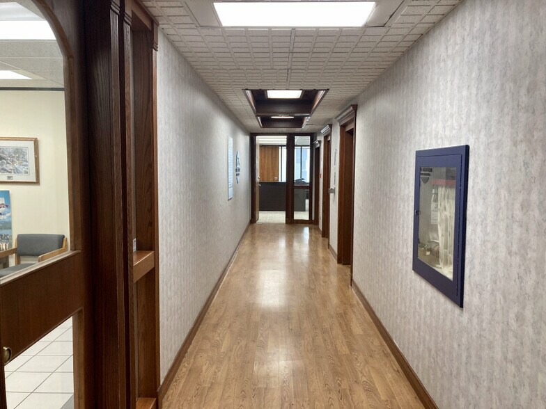 More Photos Of 900 6th Ave SW, Calgary Office Residential For Sale