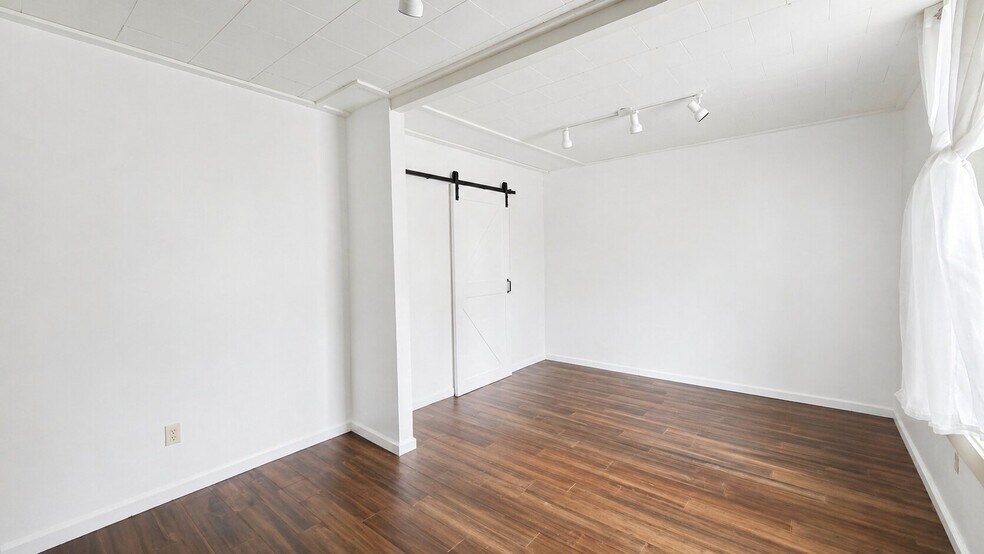 More Photos Of 71 Albany Ave, Kingston Storefront Retail Office For Sale