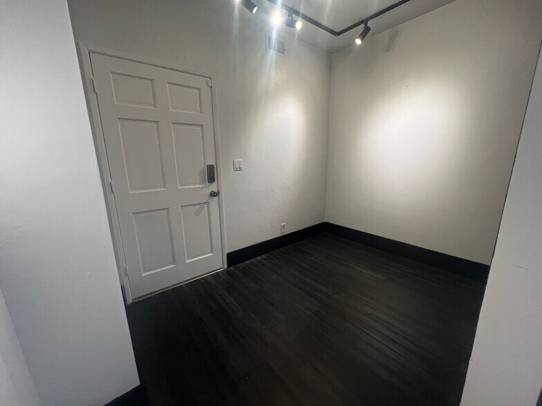 More Photos Of 7540-7542 Fay Ave, La Jolla Storefront Retail Office For Lease