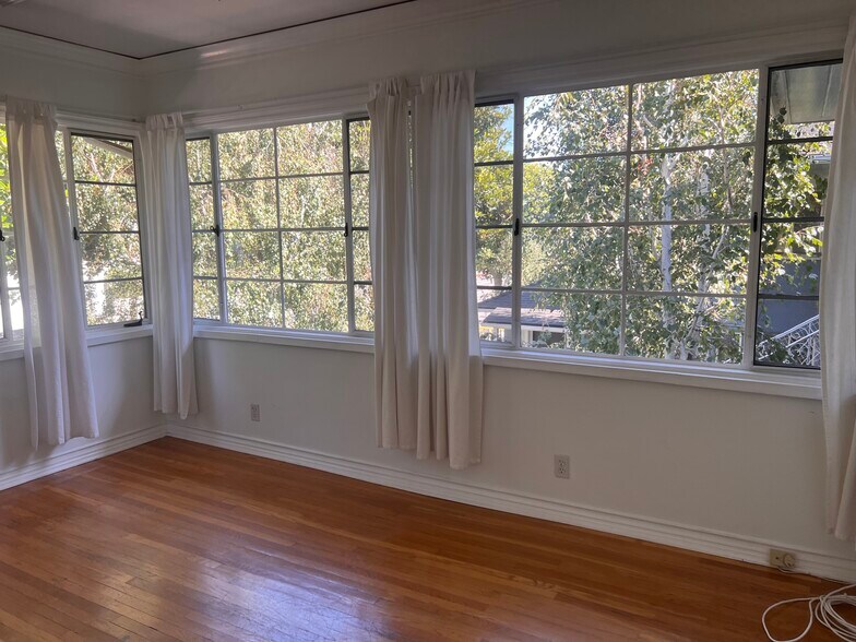 More Photos Of 5005 Cahuenga Blvd, North Hollywood Apartments For Sale