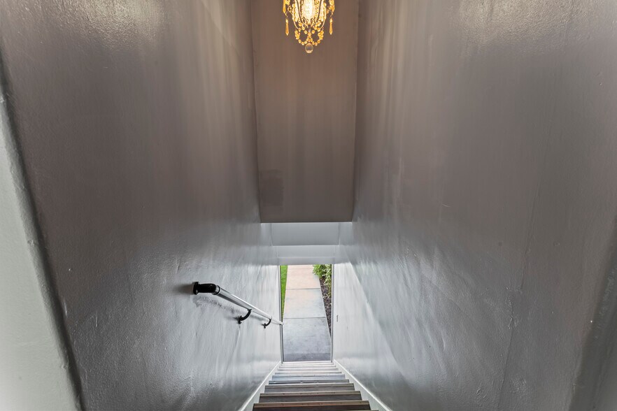 More Photos Of 281 W Main St, Ventura Storefront Retail Residential For Sale