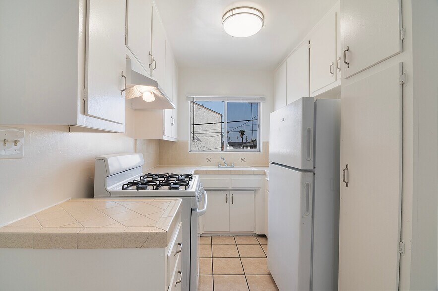 More Photos Of 903 N Heliotrope Dr, Los Angeles Apartments For Sale