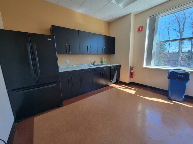 More Photos Of 302 Weymouth St, Rockland Office For Lease