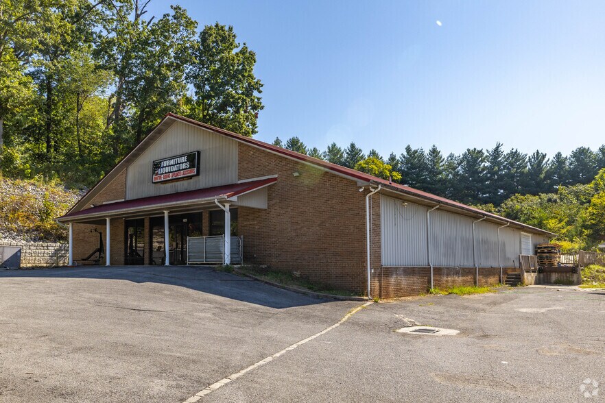 Primary Photo Of 2560 Winfield Dunn Pky, Kodak Freestanding For Lease