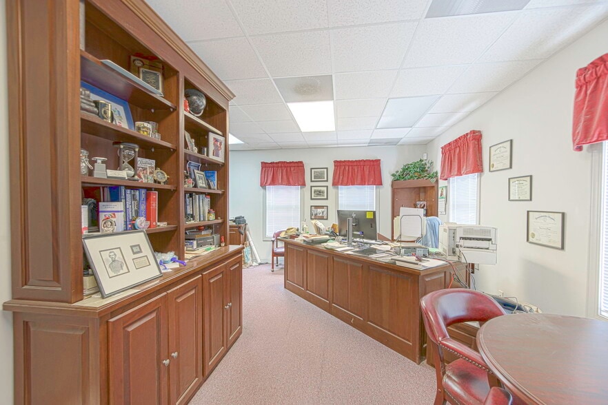 More Photos Of 10310 Memory Ln, Chesterfield Office For Sale