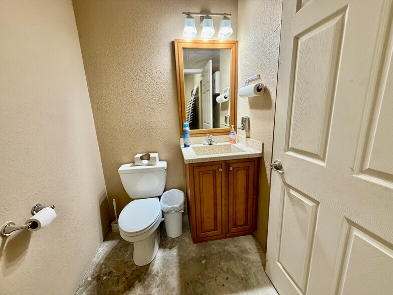 More Photos Of 2914 Kenilworth Blvd, Sebring Industrial For Sale