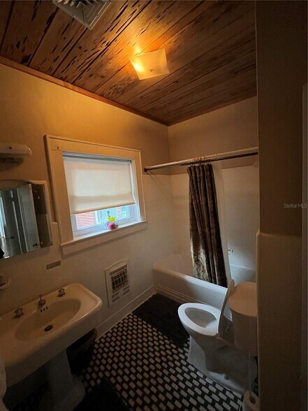 More Photos Of 1200 W Lake Otis Dr Se, Winter Haven Specialty For Sale