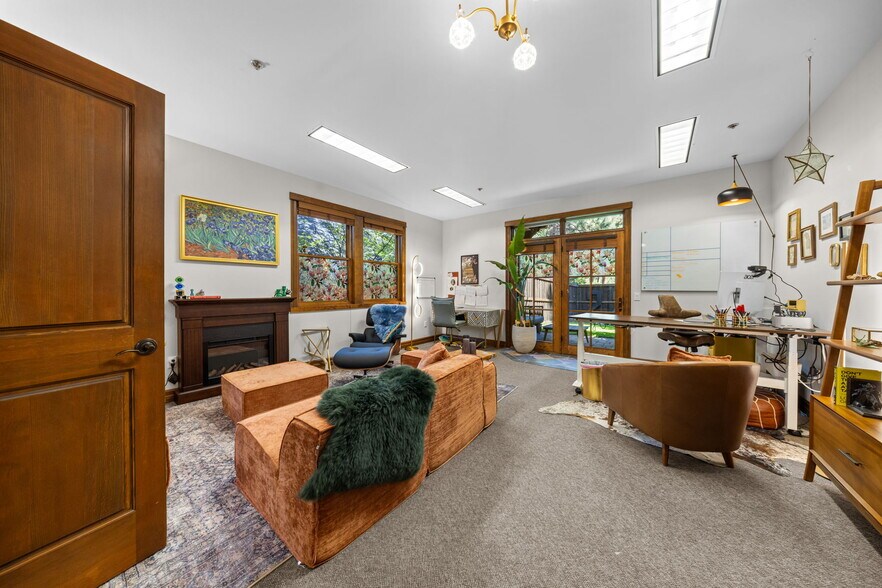 More Photos Of 750 Buckaroo Trl, Sisters Office For Sale