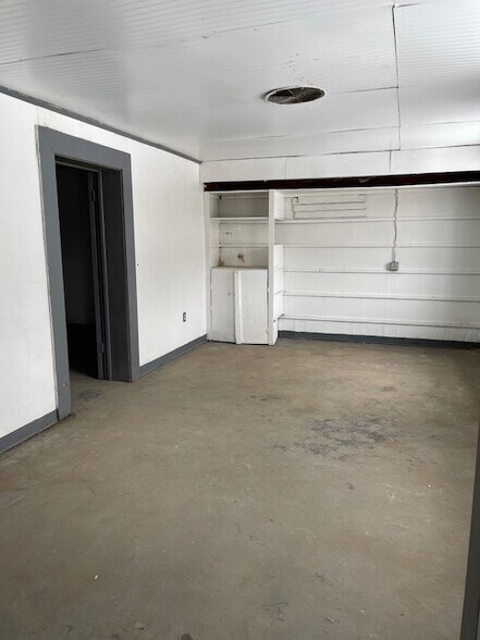 More Photos Of 1901 Old Butler Rd, New Castle Warehouse For Sale