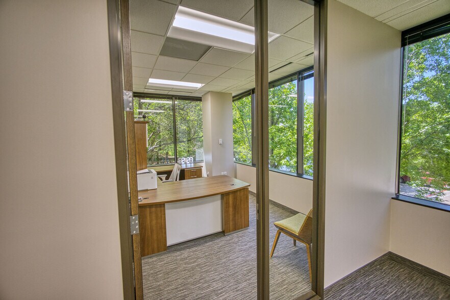 More Photos Of 11496 Luna Rd, Farmers Branch Flex For Lease