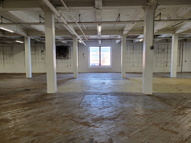 More Photos Of 35-95 8th St, Passaic Warehouse For Lease