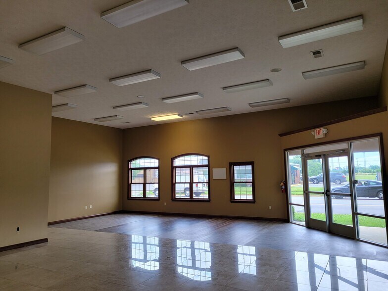 More Photos Of 869 W 2nd St, Xenia Showroom For Lease