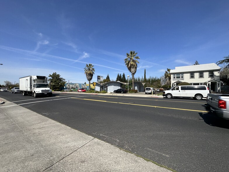 More Photos Of 316 W F St, Oakdale Storefront Retail Office For Lease