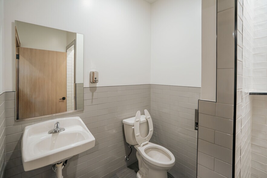 More Photos Of 2603 S Kaufman St, Ennis Industrial For Sale