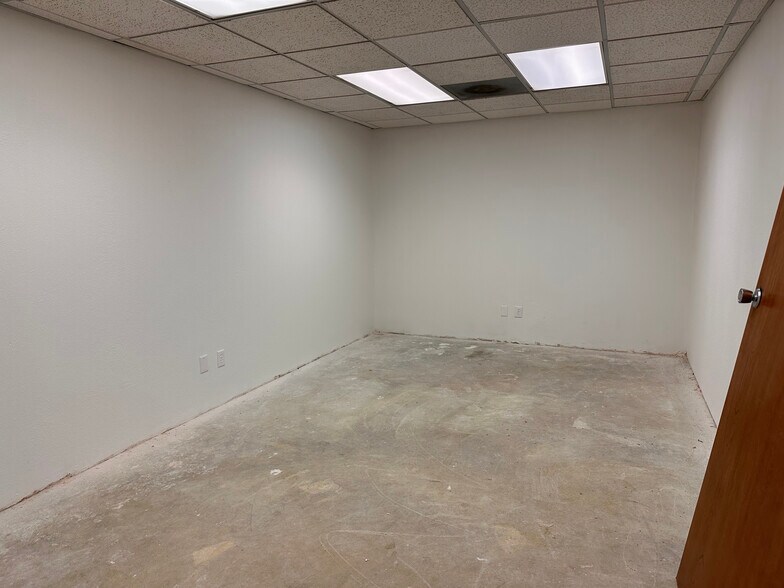 More Photos Of 1011 E 7th St, Odessa Office For Lease