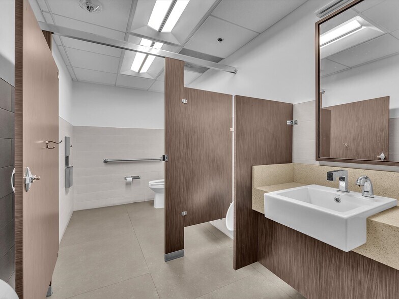 More Photos Of 10855 NW 27th St, Doral Warehouse For Lease