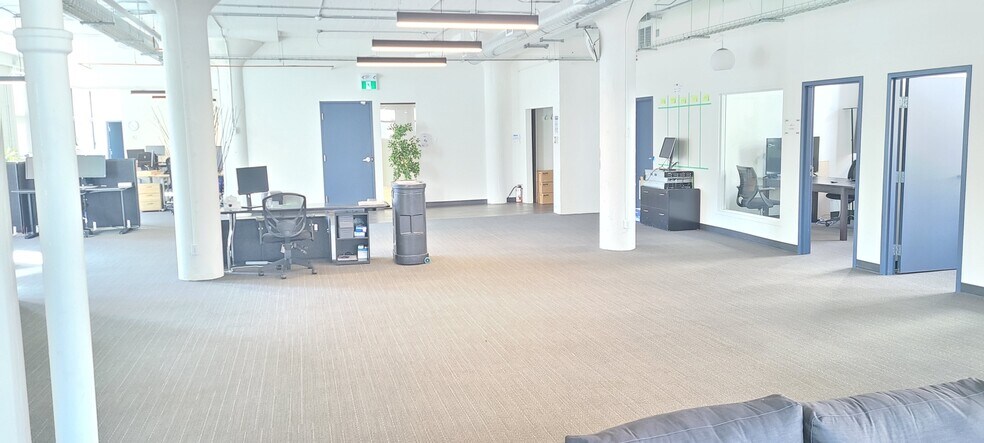 More Photos Of 45 Ch Bates, Outremont Office For Lease